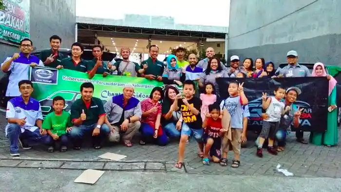 Berita - Komunitas Datsun Go dan Grey Car Community Berbagi Takjil 