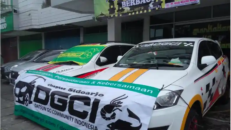 Foto - Komunitas Datsun Go dan Grey Car Community Berbagi Takjil 