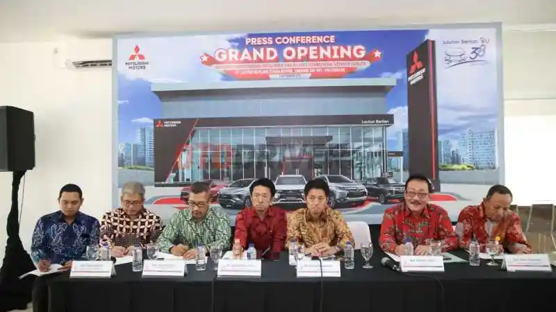 Foto - Eclipse Cross Jadi Idola Baru di Palembang, Bagaimana dengan Outlander PHEV?