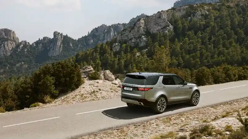 Foto - Land Rover Rayakan Ulang Tahun Discovery Ke-30 Dengan ini