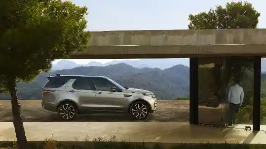 Foto - Land Rover Rayakan Ulang Tahun Discovery Ke-30 Dengan ini