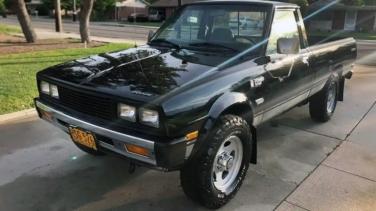 Foto - Mitsubishi L200, Generasi Awal Hadir Tanpa Imbuhan Nama Triton