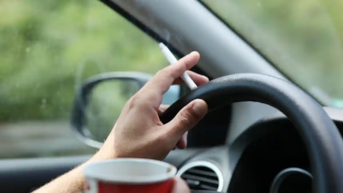 Foto - Simak Kerugian Besar Mengemudi Sambil Merokok Berikut ini