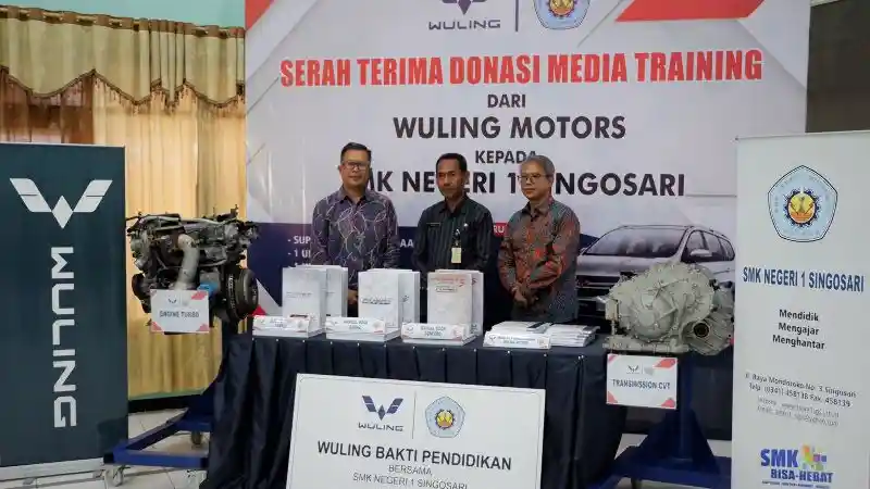 Foto - Dukung Dunia Edukasi, Wuling Serahkan 1 Unit Cortez S ke SMK di Singosari