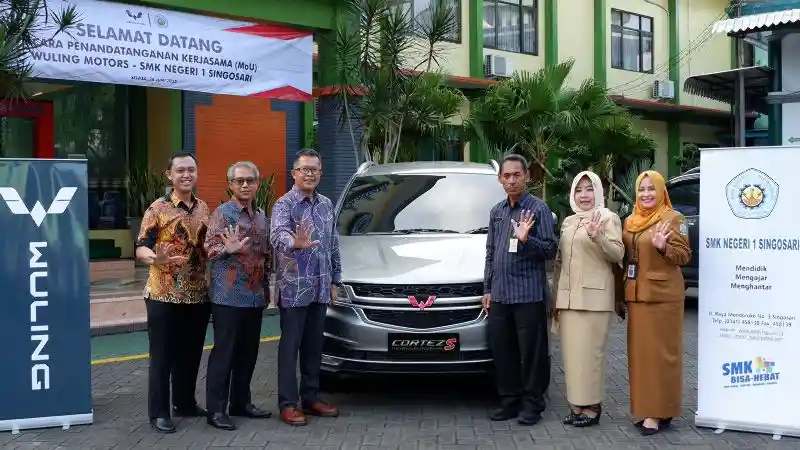 Berita - Dukung Dunia Edukasi, Wuling Serahkan 1 Unit Cortez S ke SMK di Singosari