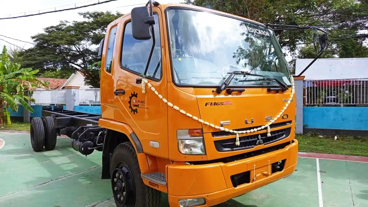 Truk - SMK Di Madura Dapat Hibah Satu Truk Fuso, Ini Fungsinya