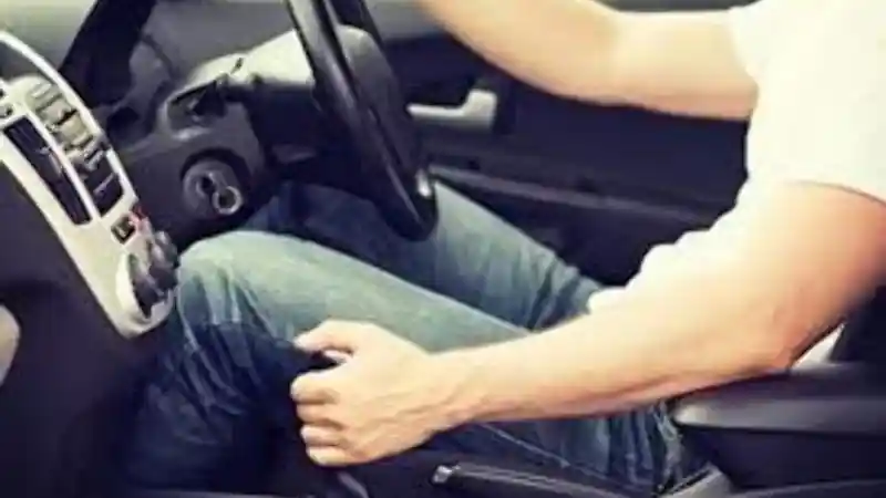 Foto - Dapat Merusak Mobil, Ini 5 Kebiasaan Mengemudi yang Salah 