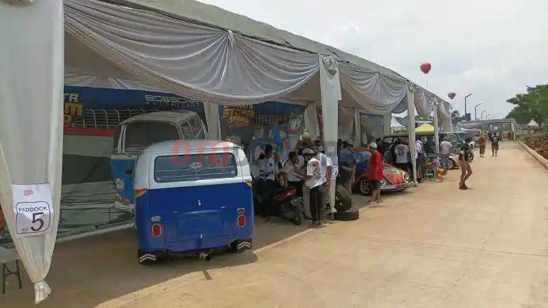 Foto - Ada Beetle hingga Combi, Intip Serunya Drag Race VW 2022 yang Berlangsung di Adhi City Sentul