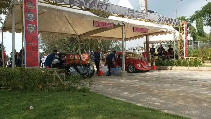 Foto - Ada Beetle hingga Combi, Intip Serunya Drag Race VW 2022 yang Berlangsung di Adhi City Sentul
