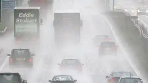 Foto - Wajib Paham. Ini Yang Dilakukan Saat Berkendara di Tengah Hujan