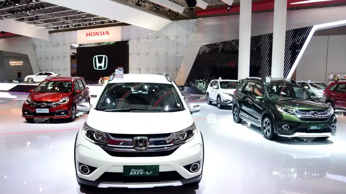 Foto - Inilah Berbagai Mobil Dalam Range Harga Wuling Cortez