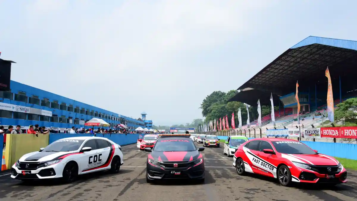 Berita - Honda Pamer Ketangguhan Civic Hatchback di Sirkuit, Tapi Bukan Untuk Balap