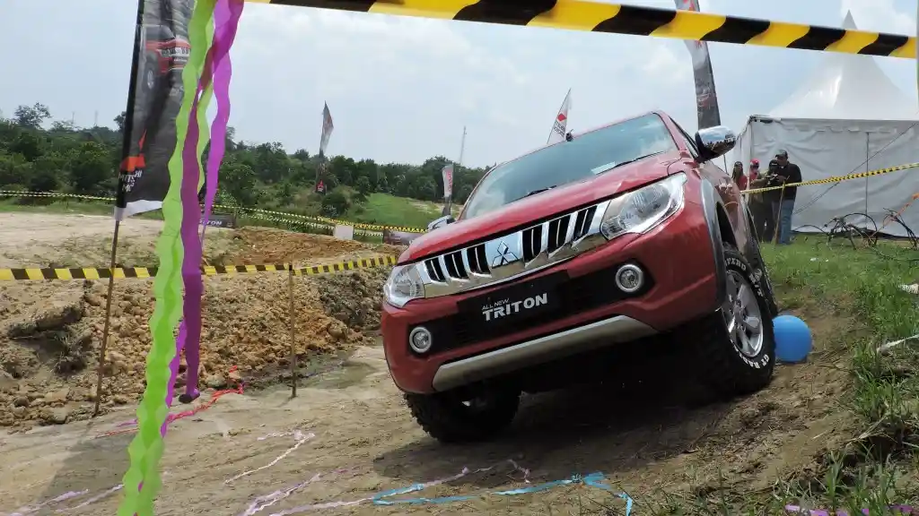 Foto - Tes Langsung All New Triton Di Jalur Ekstrem. Seberapa Tangguh?