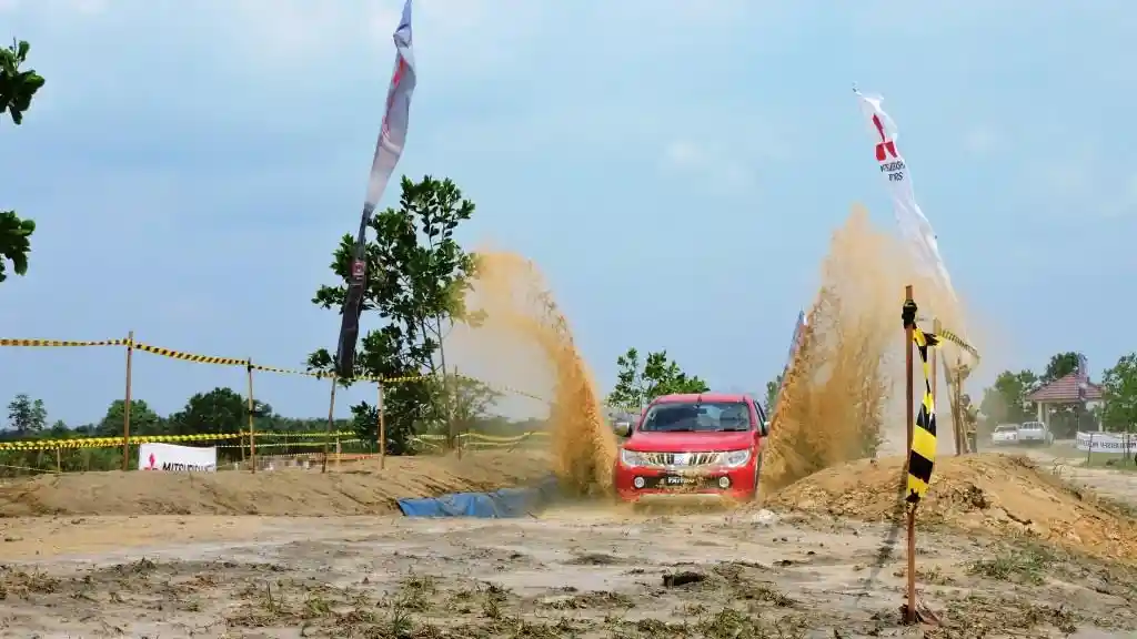 Foto - Tes Langsung All New Triton Di Jalur Ekstrem. Seberapa Tangguh?