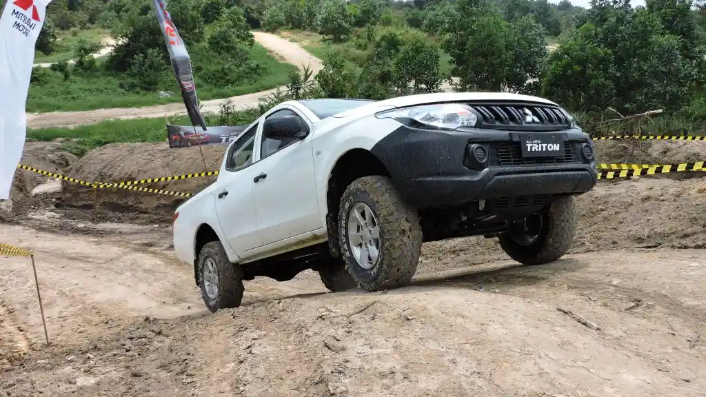 Foto - Tes Langsung All New Triton Di Jalur Ekstrem. Seberapa Tangguh?