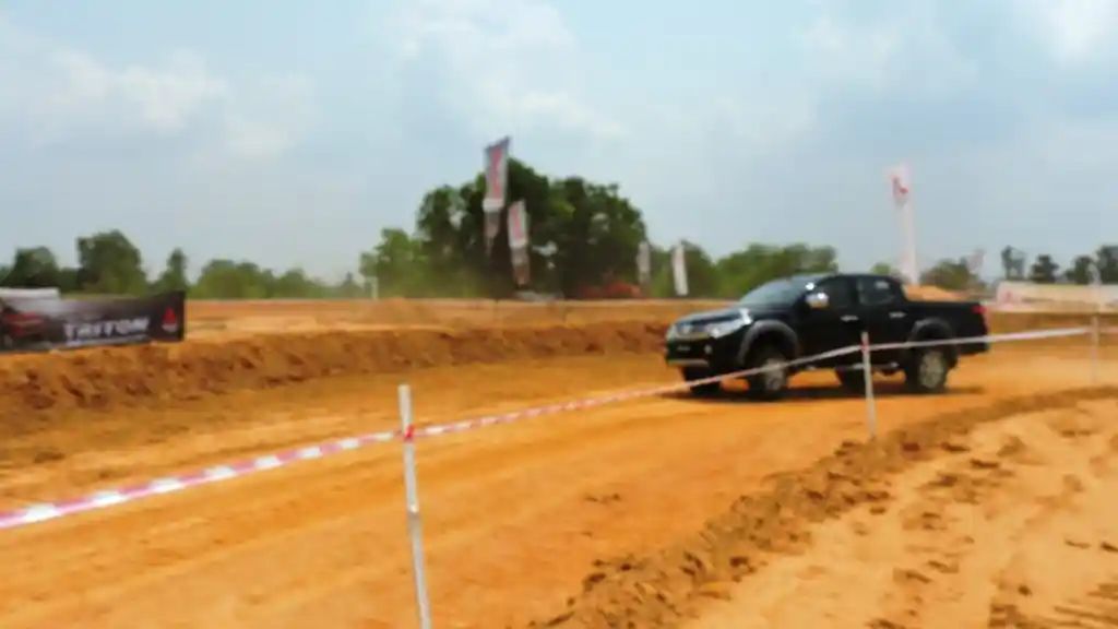 Foto - Mitsubishi All New Triton Diajak Berdansa Di Trek Speed Offroad