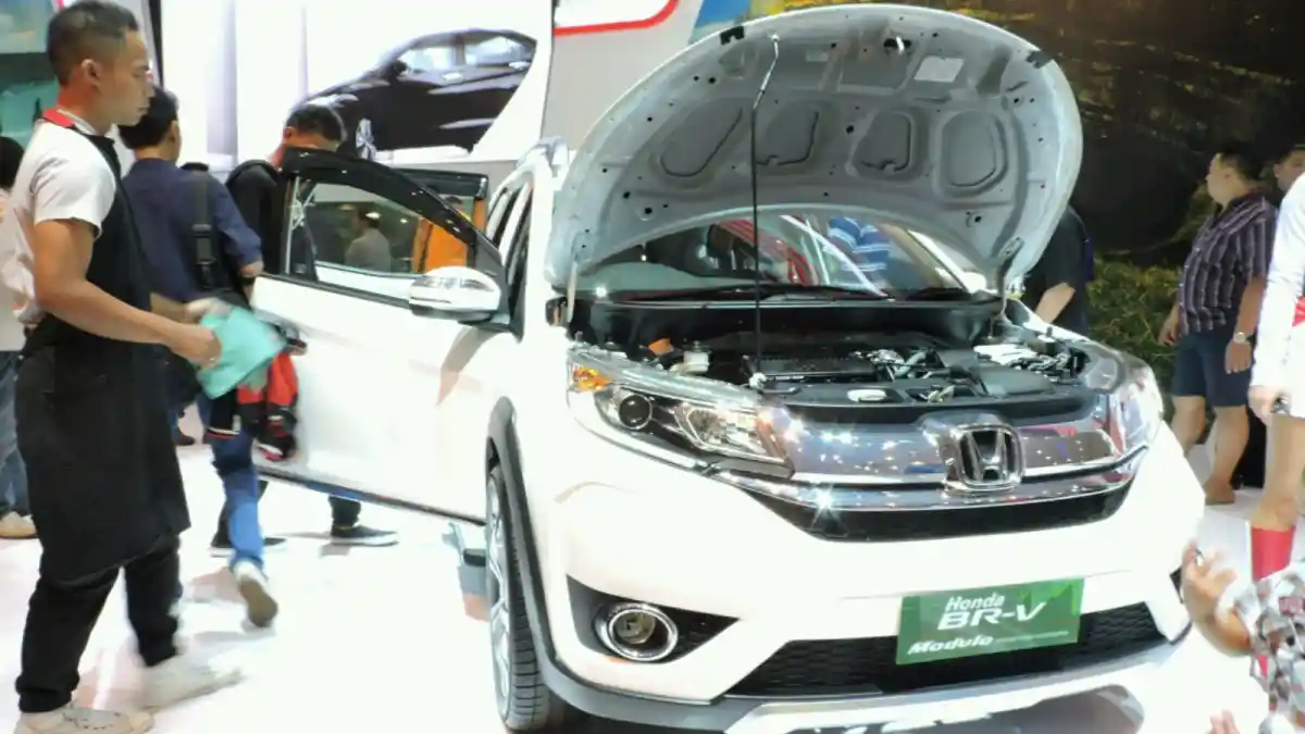 Foto - GIIAS Surabaya Auto Show Diserbu Pengunjung