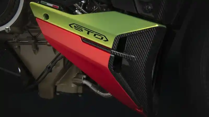 Foto - Kolaborasi Lamborghini Dengan Ducati Hadirkan Huracan Spesial Edition