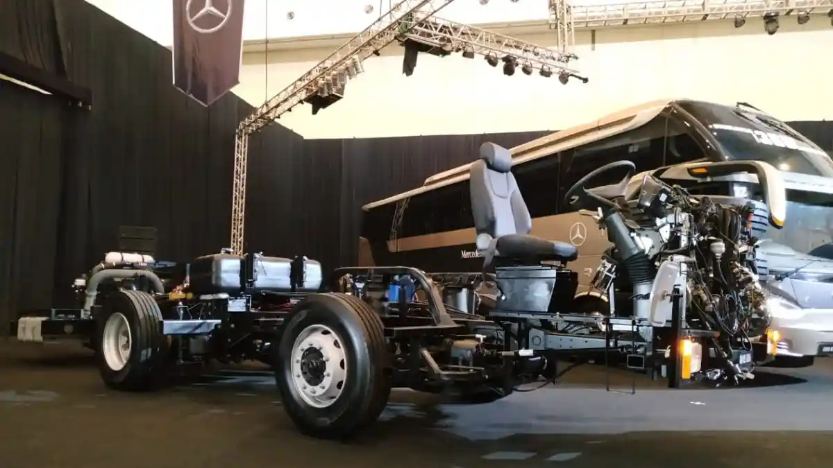 Foto - Mercedes-Benz Menggebrak Pasar dengan Dua Chassis Baru, Meluncur Hari Ini
