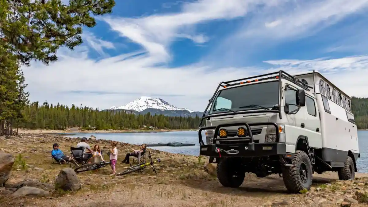 Truk - Truk Fuso Ini Dimodifikasi Jadi Kendaraan Kemping Segala Medan