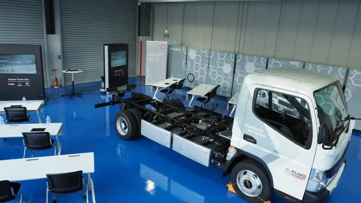 Foto - Fuso Membuat Customer Experience Center Untuk Lebih Mengenal eCanter