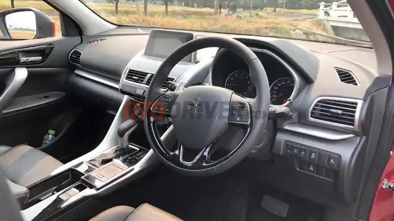 Foto - Komparasi Dimensi Dan Fitur Honda HR-V Prestige vs Mitsubishi Eclipse Cross