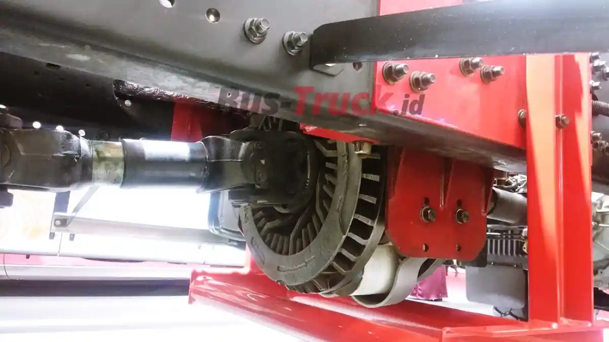 Foto - Hino Sumbangkan Mesin Dan Komponen Berstandar Euro 4 Ke Kampus-Kampus