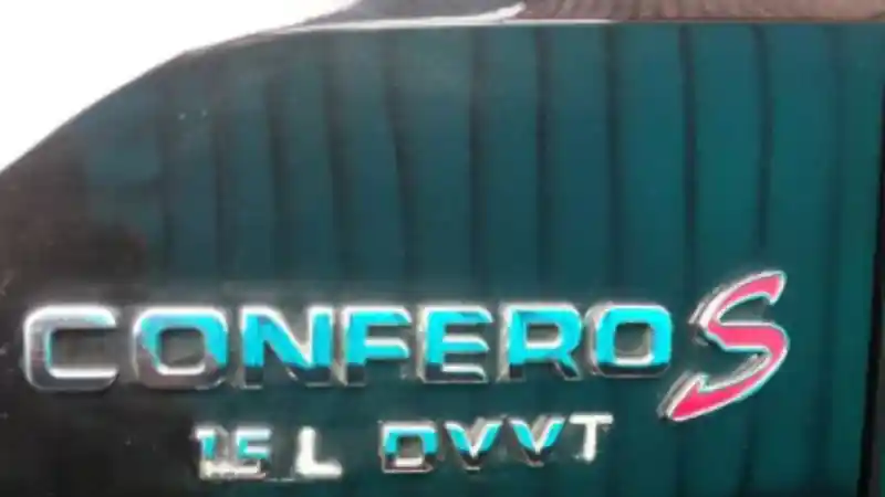 Foto - Emblem Wuling Confero Dikeluhkan Mudah Lepas