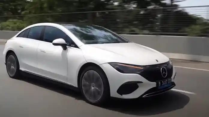 Foto - Komparasi Tenaga Motor Listrik, Kapasitas Baterai, Serta Range Mercedes-EQ EQE vs BMW i5