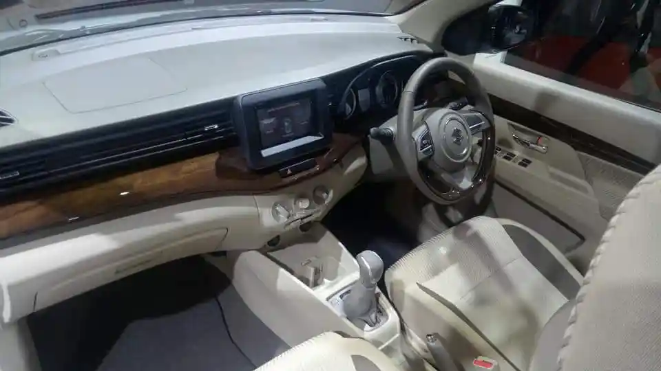 Foto - Buka-bukaan Seluruh Fitur Entertainment LMPV