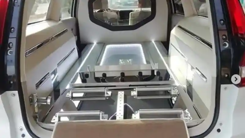 Foto - Ertiga Bertugas Jadi Mobil Jenazah di Meksiko