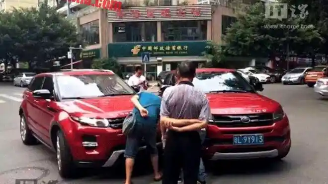 Foto - Range Rover Evoque Ditabrak Jiplakannya di Cina 