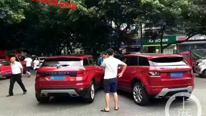 Foto - Range Rover Evoque Ditabrak Jiplakannya di Cina 
