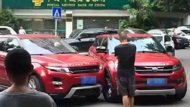 Foto - Range Rover Evoque Ditabrak Jiplakannya di Cina 