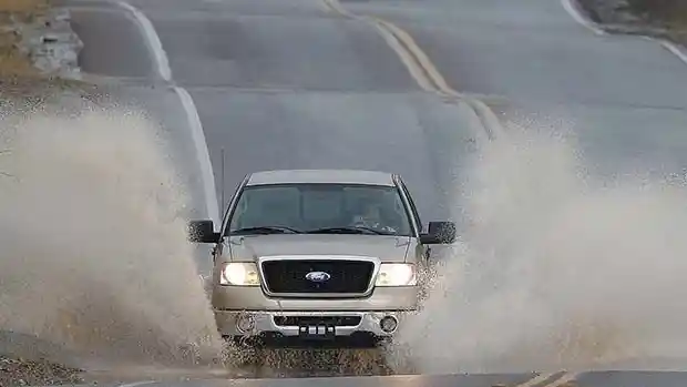 Berita - Demi Keselamatan Saat Hujan, Perhatikan Kondisi Ban.