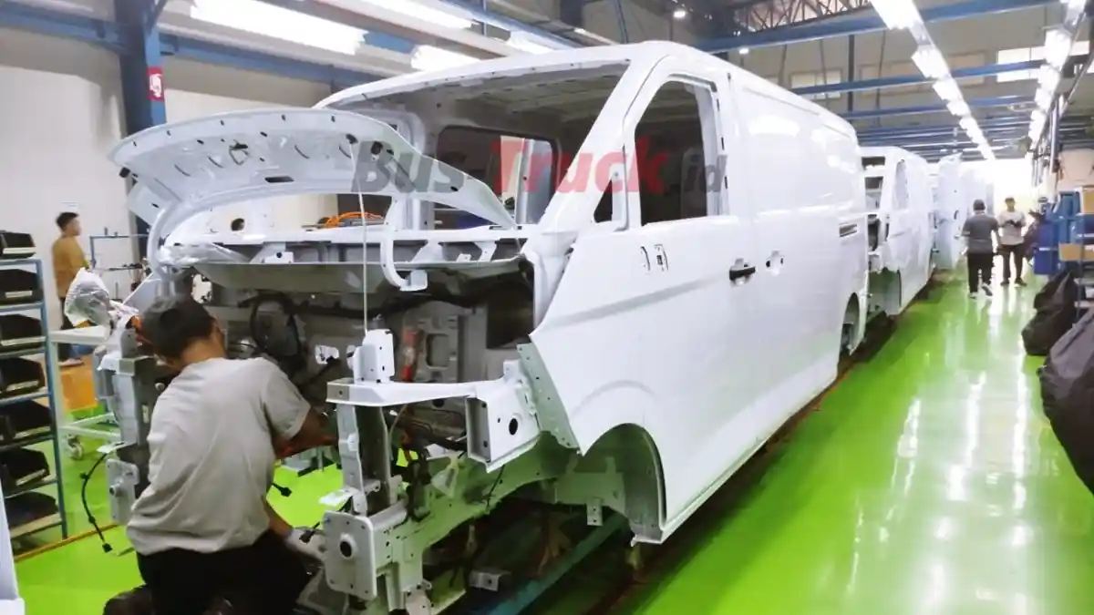 Van - Meski Tanpa Insentif, Farizon Bertekad Konsisten Rakit Produknya di Indonesia