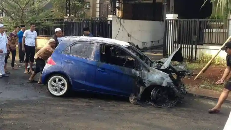 Tips - Mungkinkah Mobil Terbakar Sendiri Saat Parkir dan Mesin Mati?