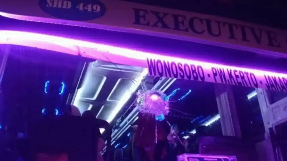 Berita - Bus Murni Jaya dan Rosalia Indah Jadi Sasaran Lempar Batu di Bumiayu