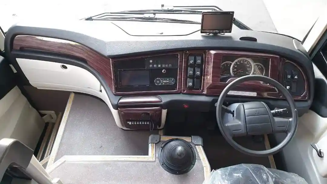 Foto - Karoseri Laksana Kembali Hadirkan Bus Medium Kaca Tunggal