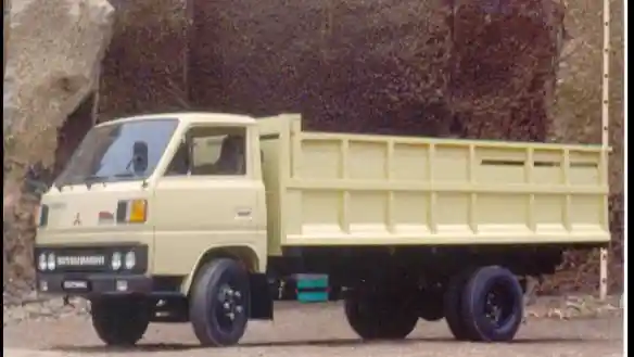 Foto - Generasi IV Mitsubishi Canter, Pelopor Pengguna Seragam Kuning Pada Colt Diesel