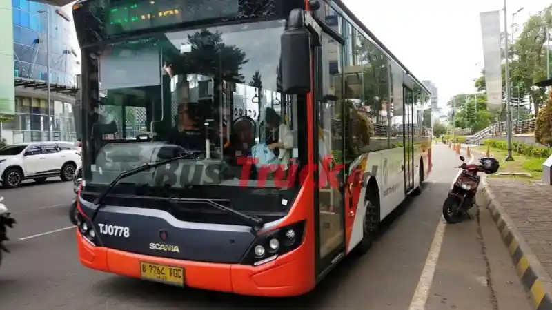 Foto - Jumlah Penumpang Transjakarta Tahun 2024 Naik Terus