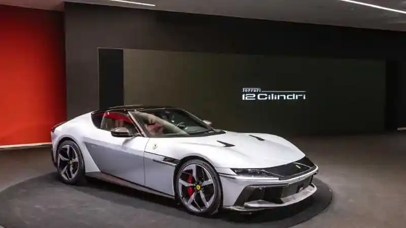 Foto - Ini Alasan Ferrari Tetap Kembangkan Mesin V12 di Era Elektrifikasi