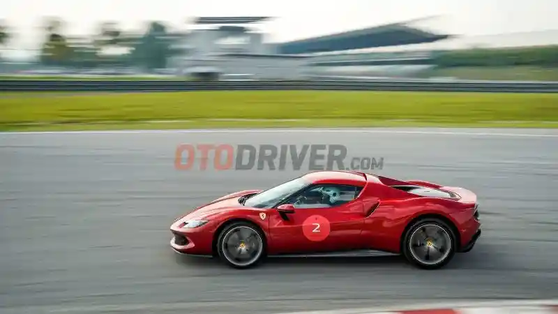 Foto - First Drive: Ferrari 296 GTB