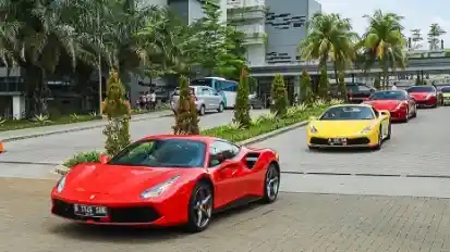 Foto - Ferrari Owners Club Indonesia Konvoi Ke Kampus Untuk Beri Inspirasi