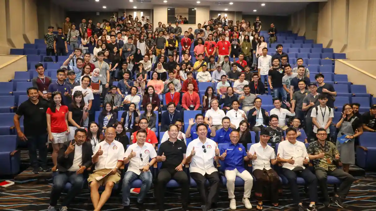 Foto - Ferrari Owners Club Indonesia Konvoi Ke Kampus Untuk Beri Inspirasi