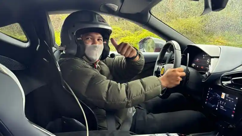 Foto - FIRST DRIVE: Ferrari 12 Cilindri, V12 Bertenaga Yang Tetap Nyaman di Jalan Raya