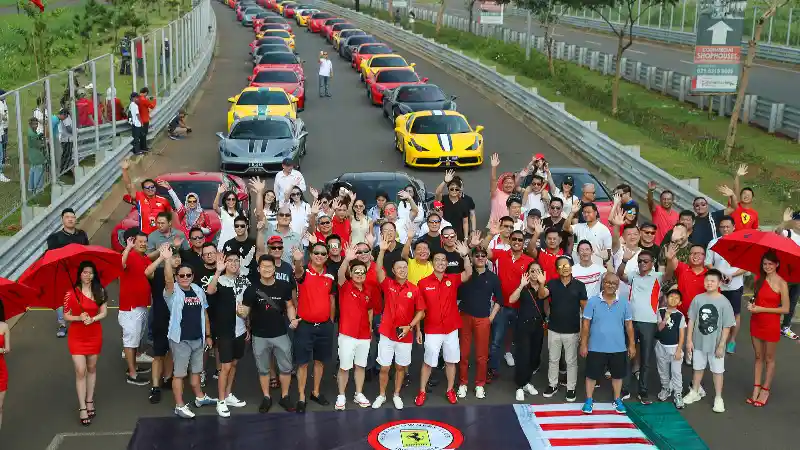 Foto - Puluhan Ferrari Banjiri Sirkuit Jalan Raya BSD