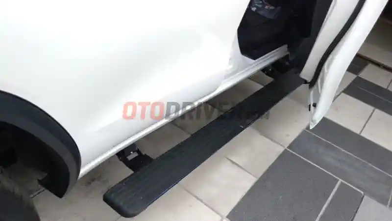 Foto - SUV Tampil Lebih Gagah Dengan Footstep Lipat