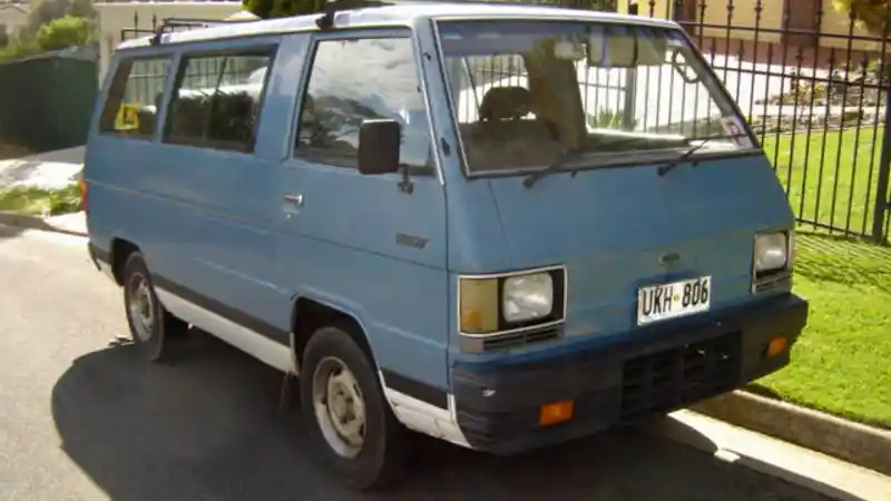 Foto - Mitsubishi L300, Kendaraan Sejuta Wajah