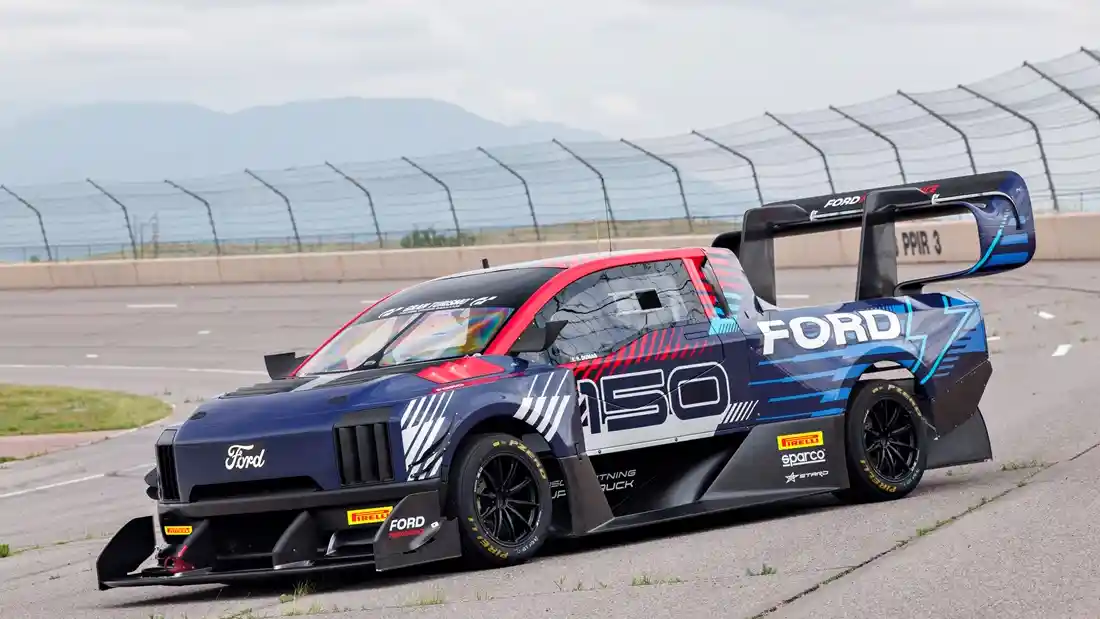 Foto - Ford F-150 Lightning “SuperTruck”: Pikap Tercepat Tahun 2024?